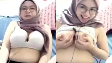 Jilbab Kacamata Cantik Live Show Toge Menggoda Iman